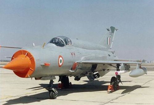 印軍戰斗機女飛行員,父親是工程師,大學時代就加入飛行俱樂部