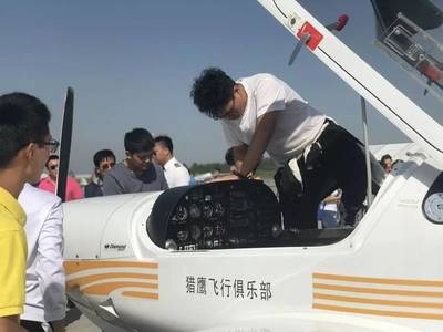 厲害了!獵鷹飛行俱樂部在2018年中國航博會中獨領(lǐng)風騷!