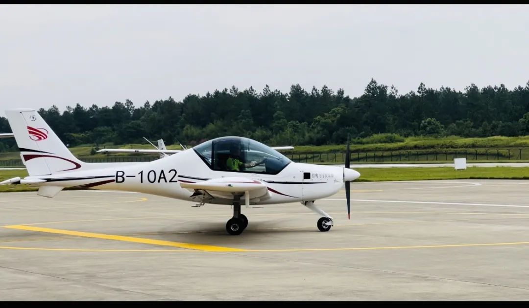 恭喜獵鷹飛行俱樂部羅先生,在蘇州澄湖飛行基地取得飛行執照!