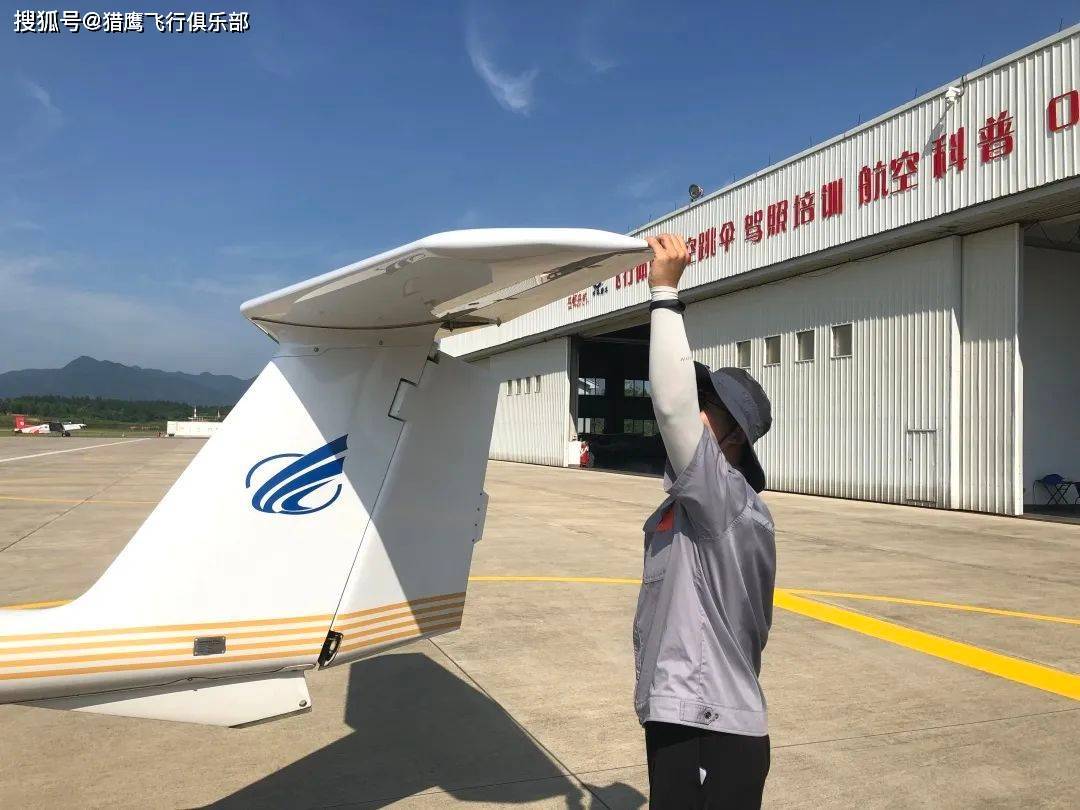 致敬獵鷹飛行俱樂部的機務兄弟,保障了基地訓練的正常運轉,.