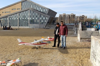 東勝區蒙古族學校邀請翔鷹飛行俱樂部開展航模科技活動