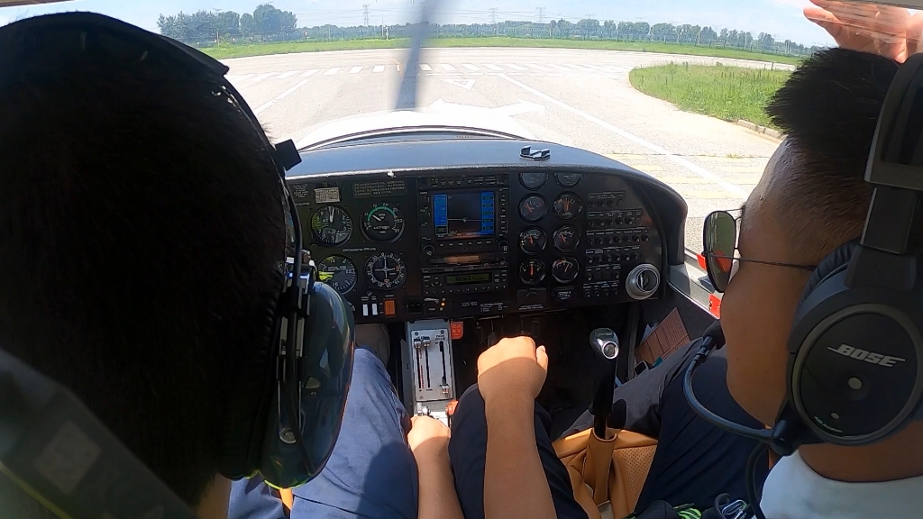 獵鷹飛行俱樂部:北京基地鉆石DA20起落訓練,手把手教你開飛機