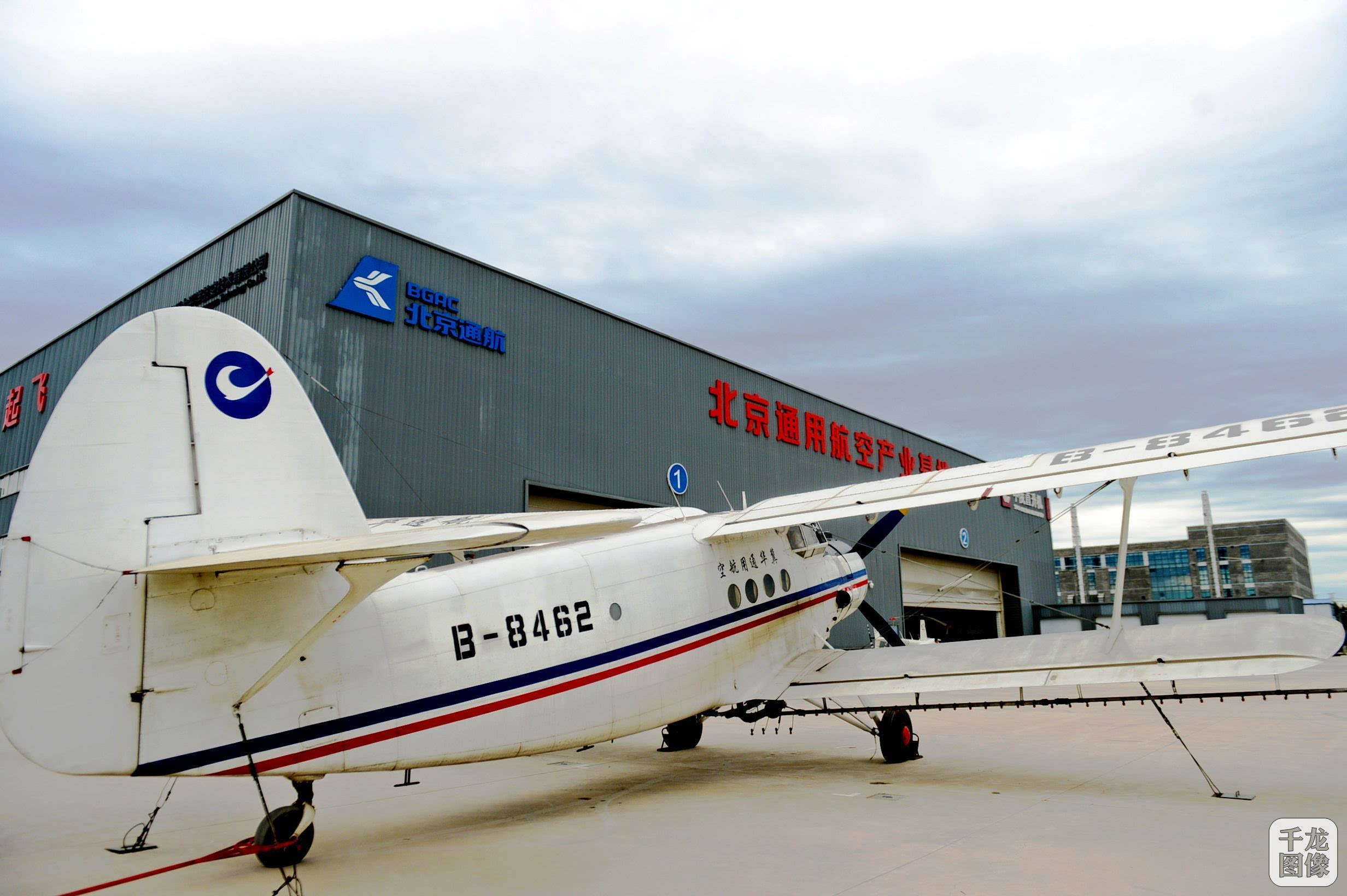 在北京石佛寺機場礪劍露鋒芒,恭喜獵鷹飛行俱樂部運動飛機執.