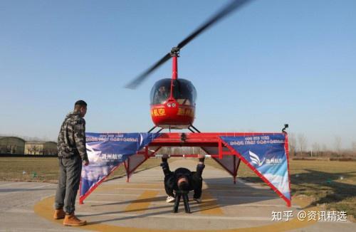 大力士岳洋在潞州航空飛行俱樂部雙臂支撐直升機降落成功