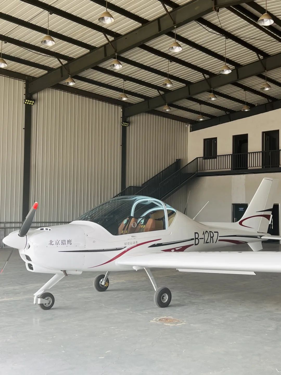 獵鷹飛行俱樂部 阿若拉SA60L飛機:考取飛行駕駛執照首選!