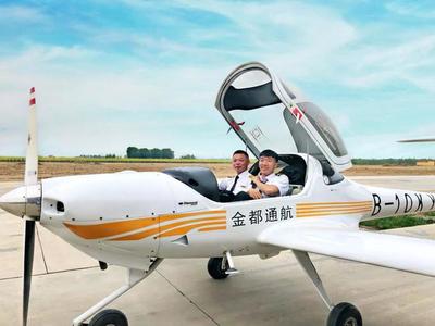 獵鷹飛行俱樂部解鎖周末新玩法:你想過自己開飛機(jī)嗎?